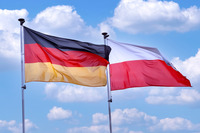 Das Bild zeigt die deutsche und die polnische Flagge 