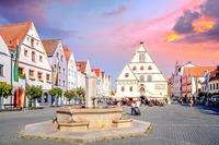 Das Bild zeigt die Fachwerkhäuser und den Brunnen von Weiden in der Oberpfalz.