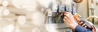 Das Bild zeigt einen Elektriker, der eine elektrischer Anlage prüft. 