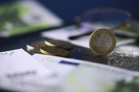 Symbolbild mit Euromünzen und Geldscheinen