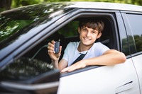 Junger Autofahrer zeigt seinen Autoschlüssel