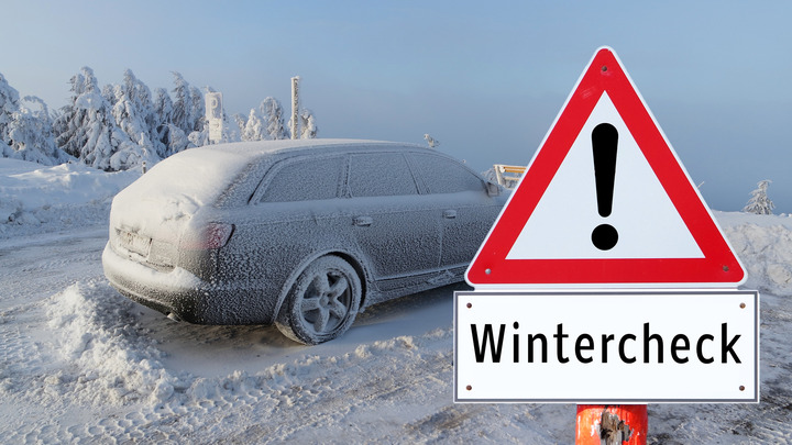 Eingeschneites Auto steht hinter einem Hinweisschild "Wintercheck"