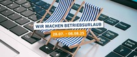 Das Bild zeigt eine Tastatur mir zwei blauen Liegestühlen